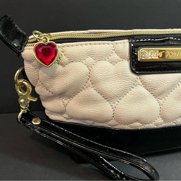 Betsey Johnson Wristlet Clutch Cosmetic Case Cream Quilted Heart Black Patent - Picture 2 of 8